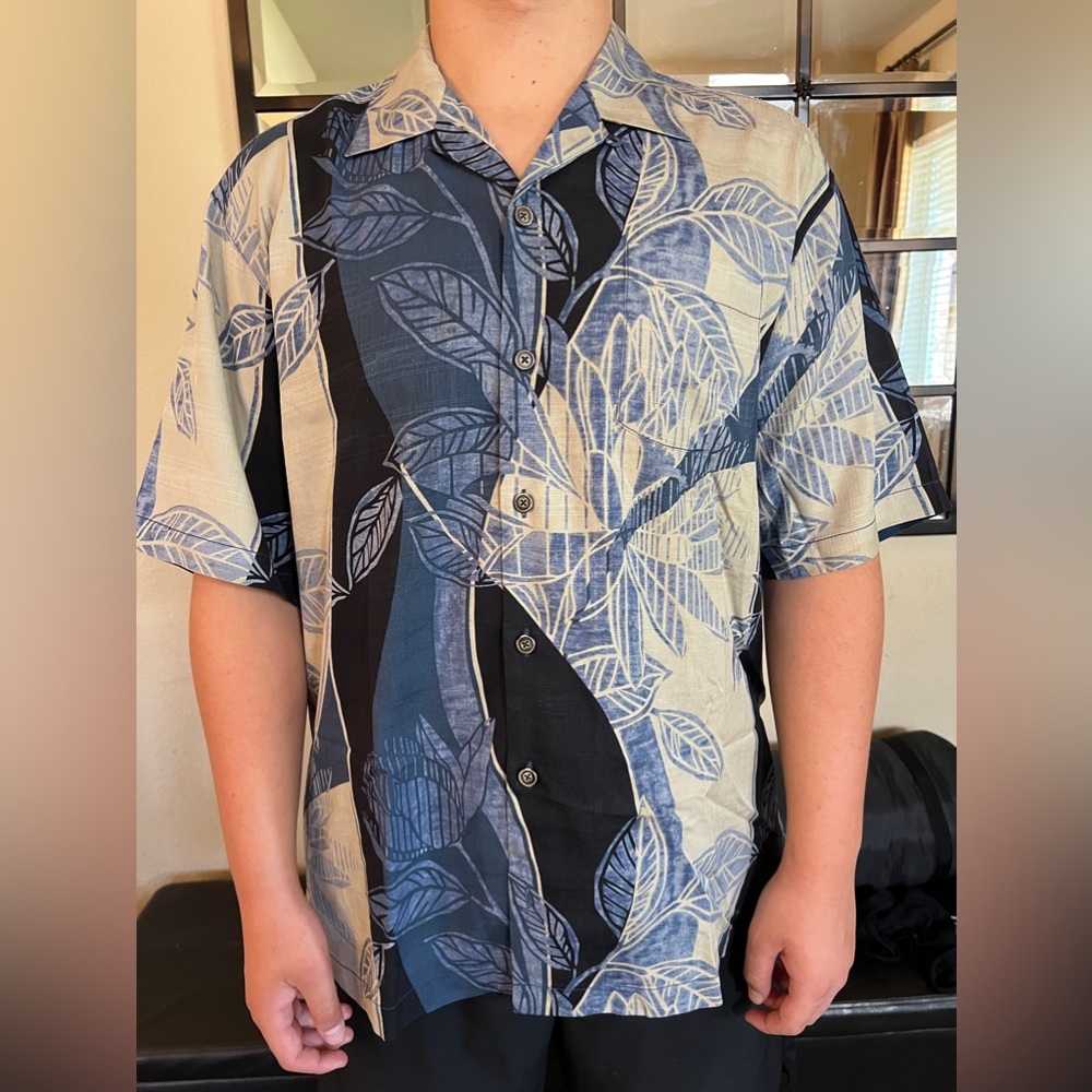 Men’s short sleeved and buttoned down casual shirt